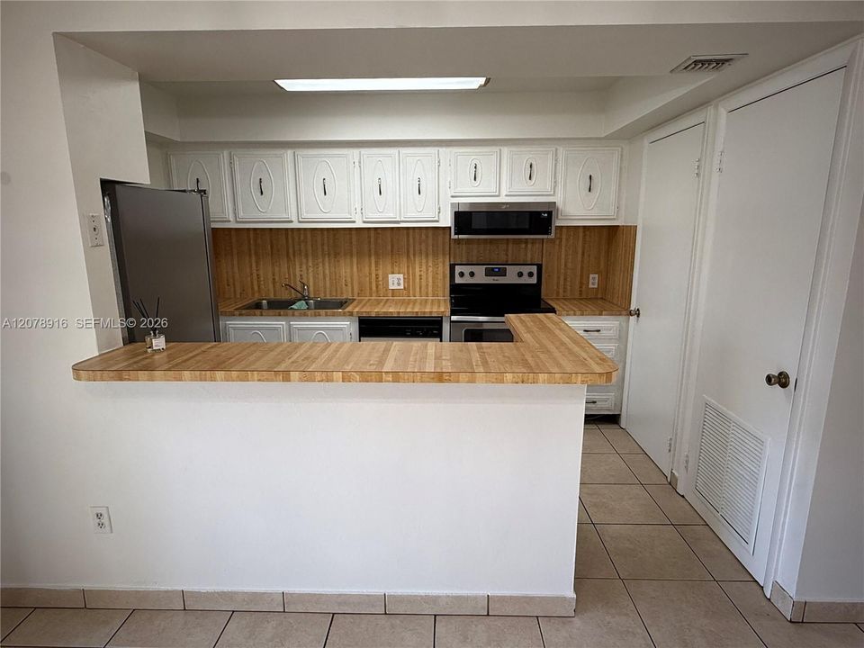 For Rent: $2,050 (1 beds, 1 baths, 1067 Square Feet)