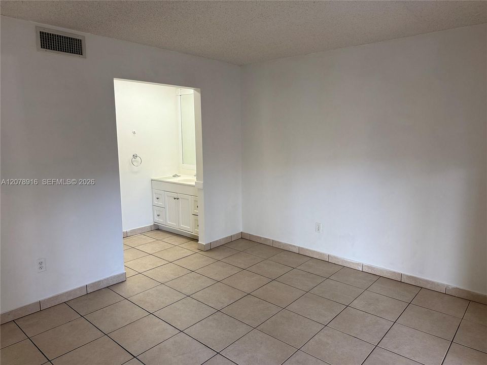 For Rent: $2,050 (1 beds, 1 baths, 1067 Square Feet)