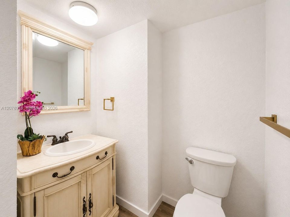 For Sale: $129,000 (1 beds, 1 baths, 887 Square Feet)