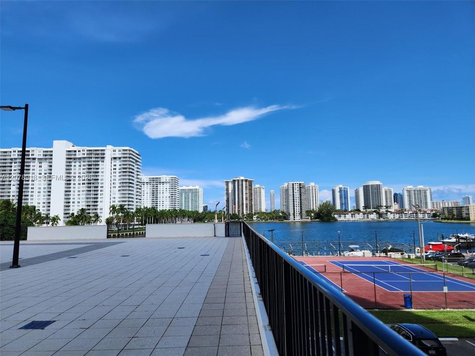 For Sale: $129,000 (1 beds, 1 baths, 887 Square Feet)