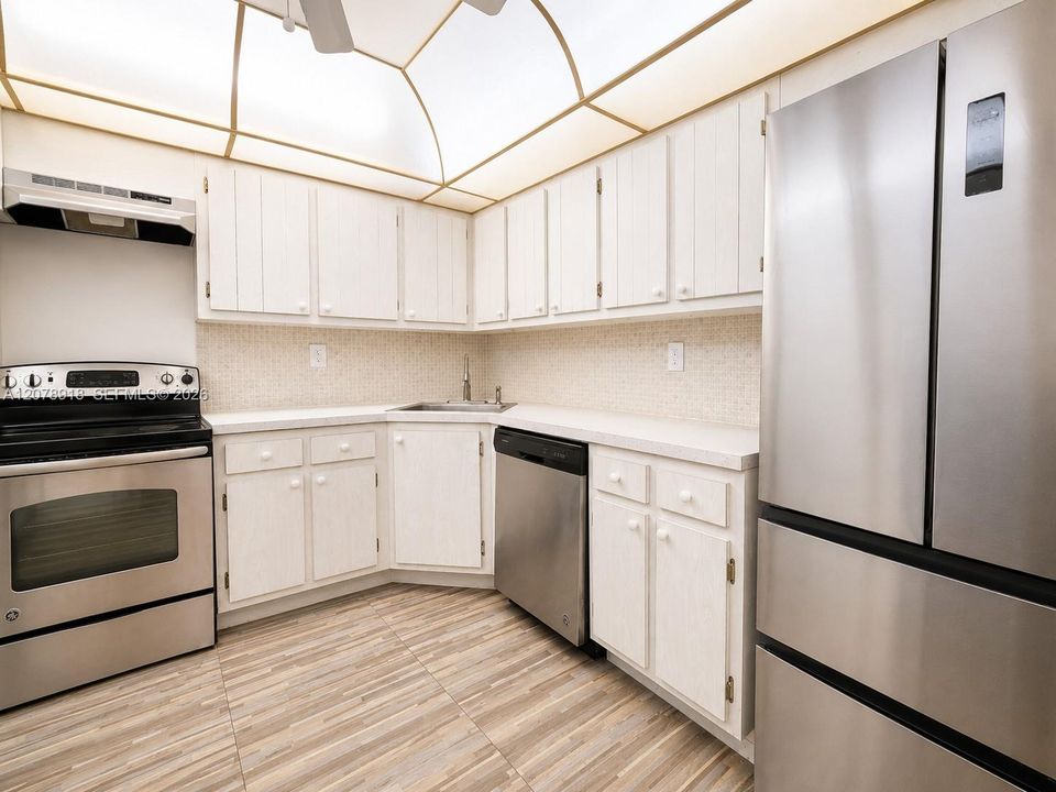 For Sale: $129,000 (1 beds, 1 baths, 887 Square Feet)