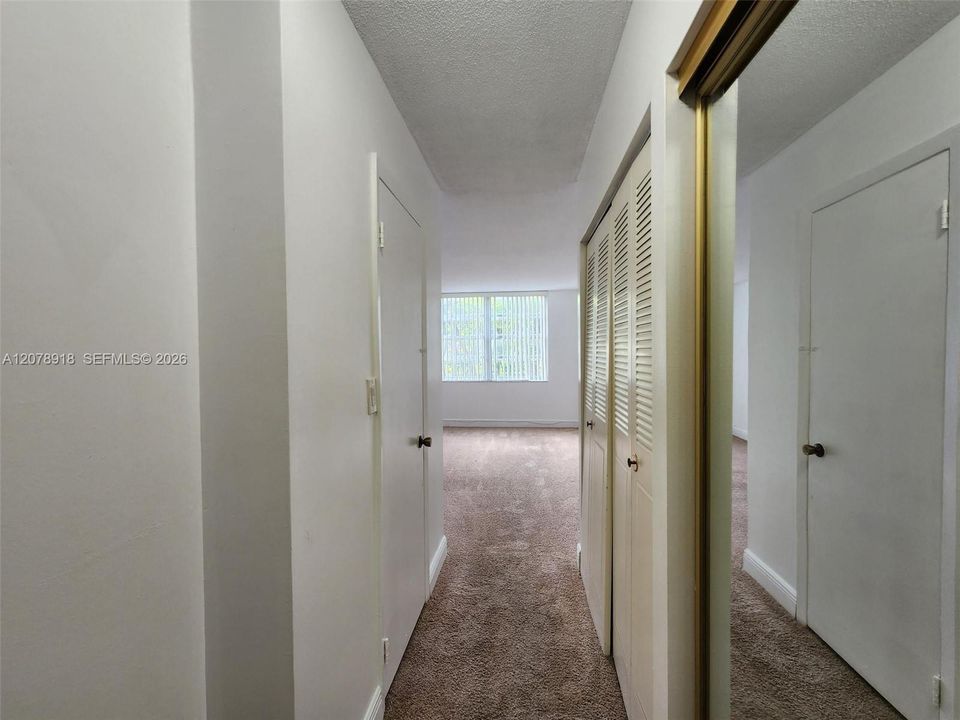 For Sale: $129,000 (1 beds, 1 baths, 887 Square Feet)