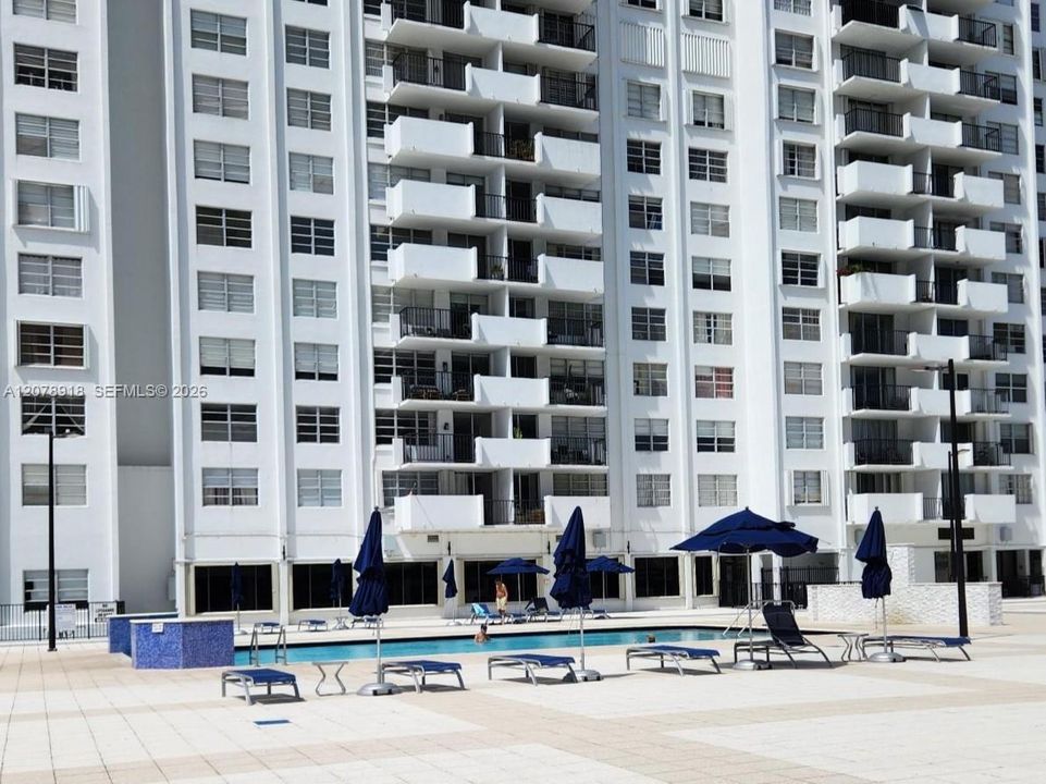 For Sale: $129,000 (1 beds, 1 baths, 887 Square Feet)