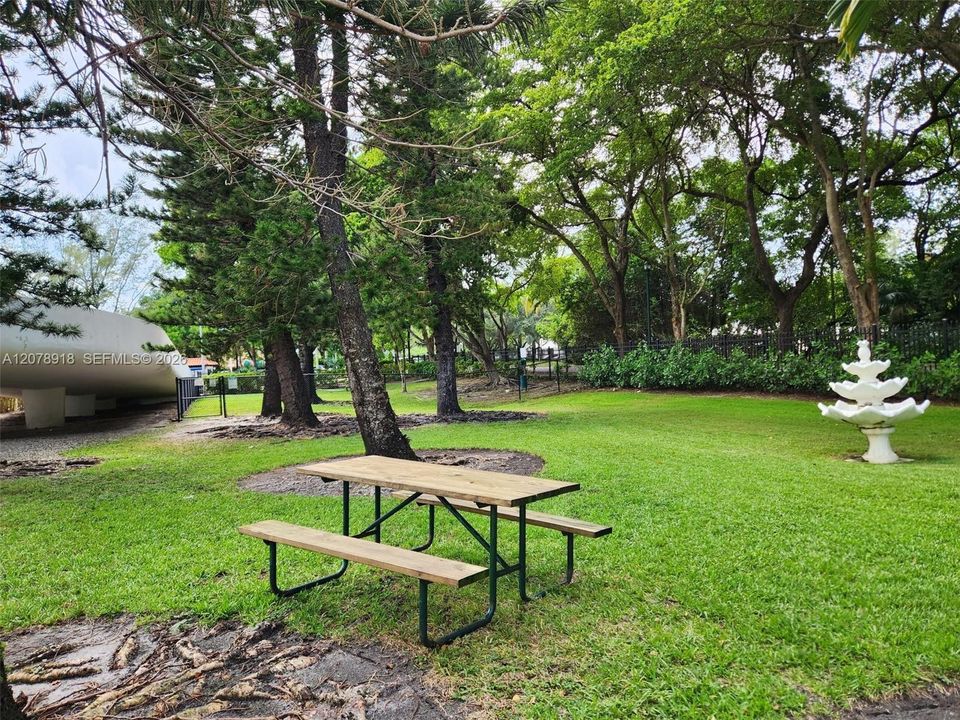 For Sale: $129,000 (1 beds, 1 baths, 887 Square Feet)