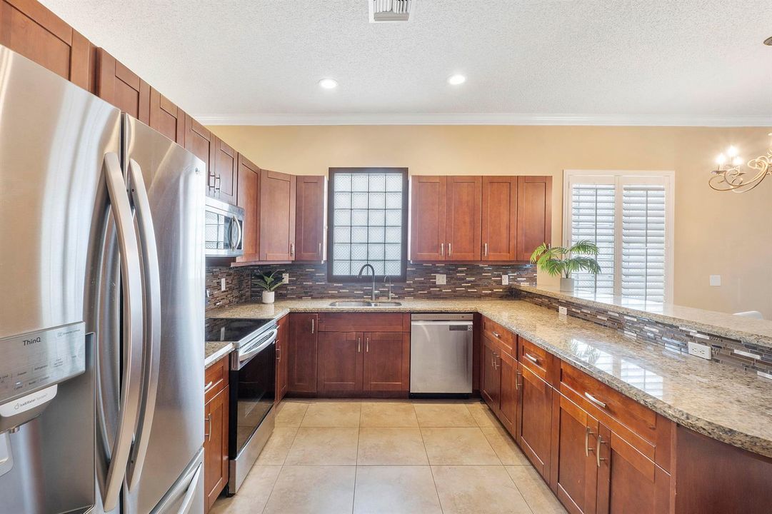 5877 NW 73rd Ct_013