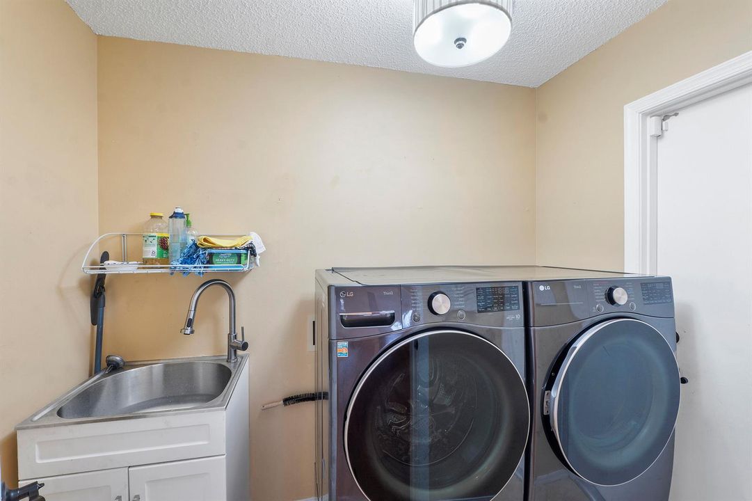 5877 NW 73rd Ct_007