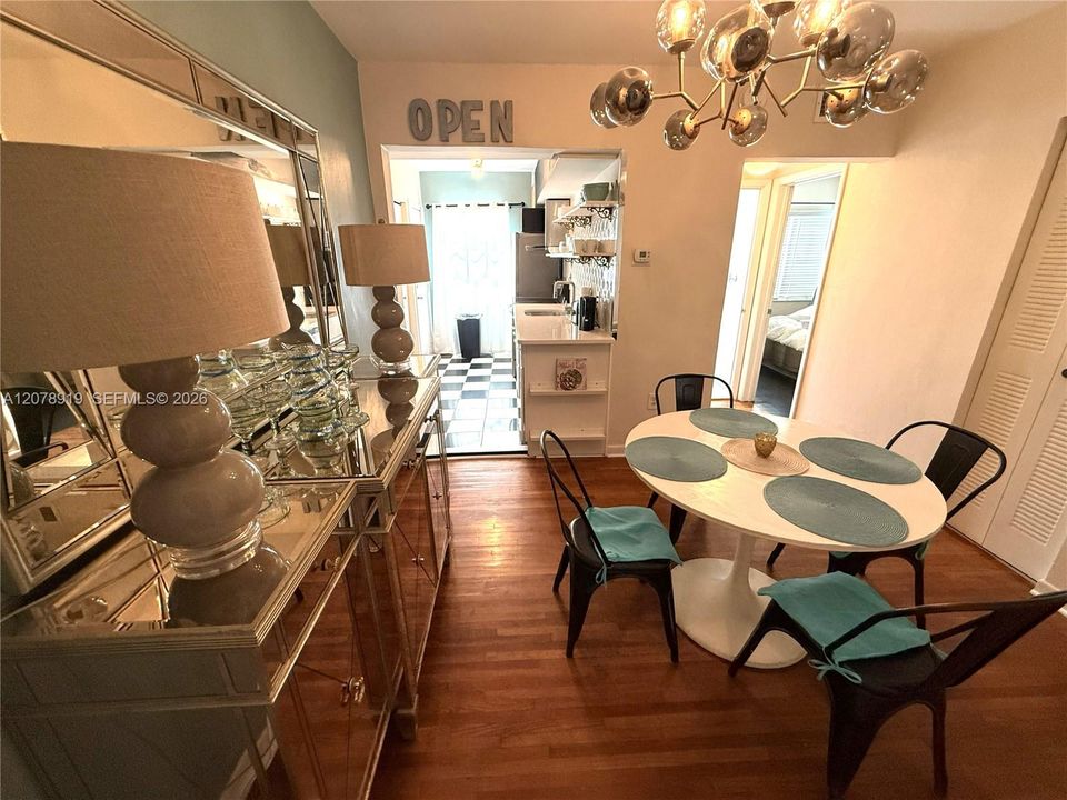 En Venta: $449,000 (2 camas, 2 baños, 900 Pies cuadrados)