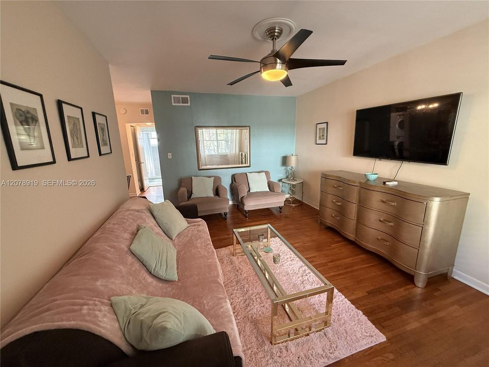 En Venta: $449,000 (2 camas, 2 baños, 900 Pies cuadrados)