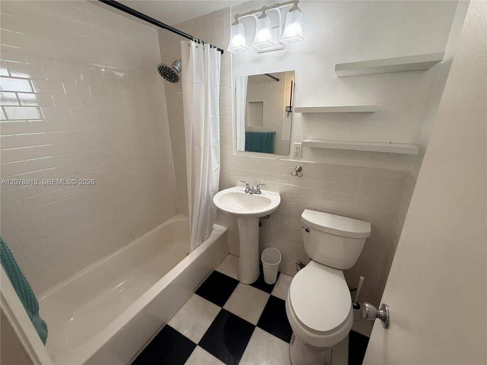 En Venta: $449,000 (2 camas, 2 baños, 900 Pies cuadrados)