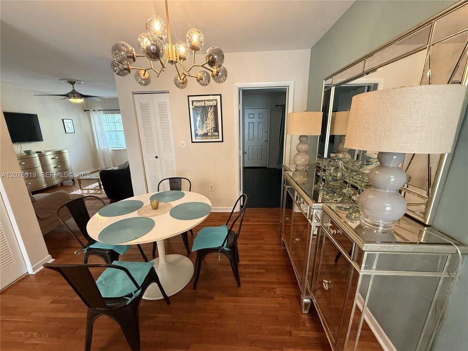 En Venta: $449,000 (2 camas, 2 baños, 900 Pies cuadrados)