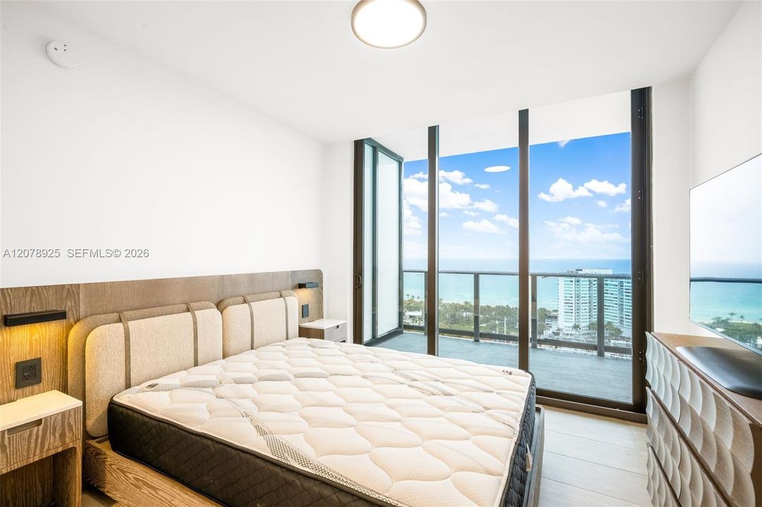 For Sale: $1,950,000 (2 beds, 2 baths, 995 Square Feet)