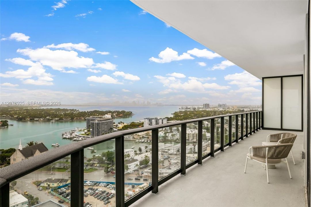 For Sale: $1,950,000 (2 beds, 2 baths, 995 Square Feet)