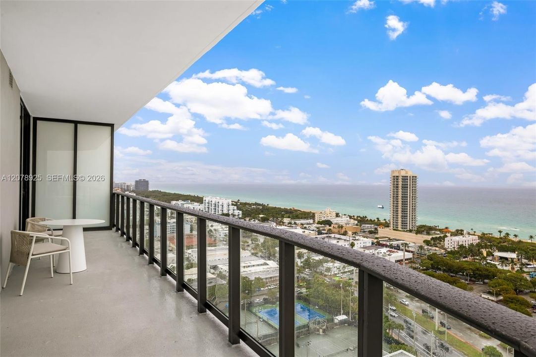 For Sale: $1,950,000 (2 beds, 2 baths, 995 Square Feet)