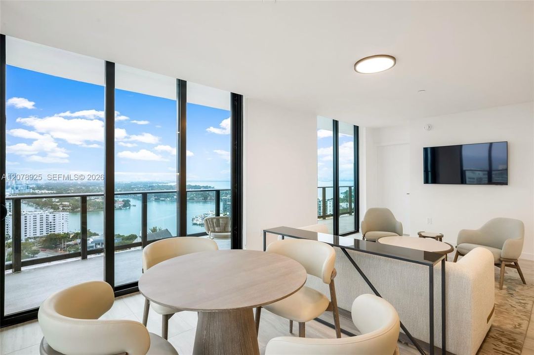 For Sale: $1,950,000 (2 beds, 2 baths, 995 Square Feet)