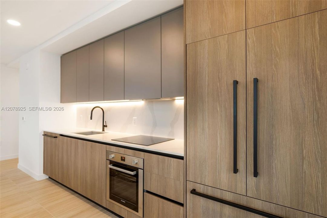 For Sale: $1,950,000 (2 beds, 2 baths, 995 Square Feet)