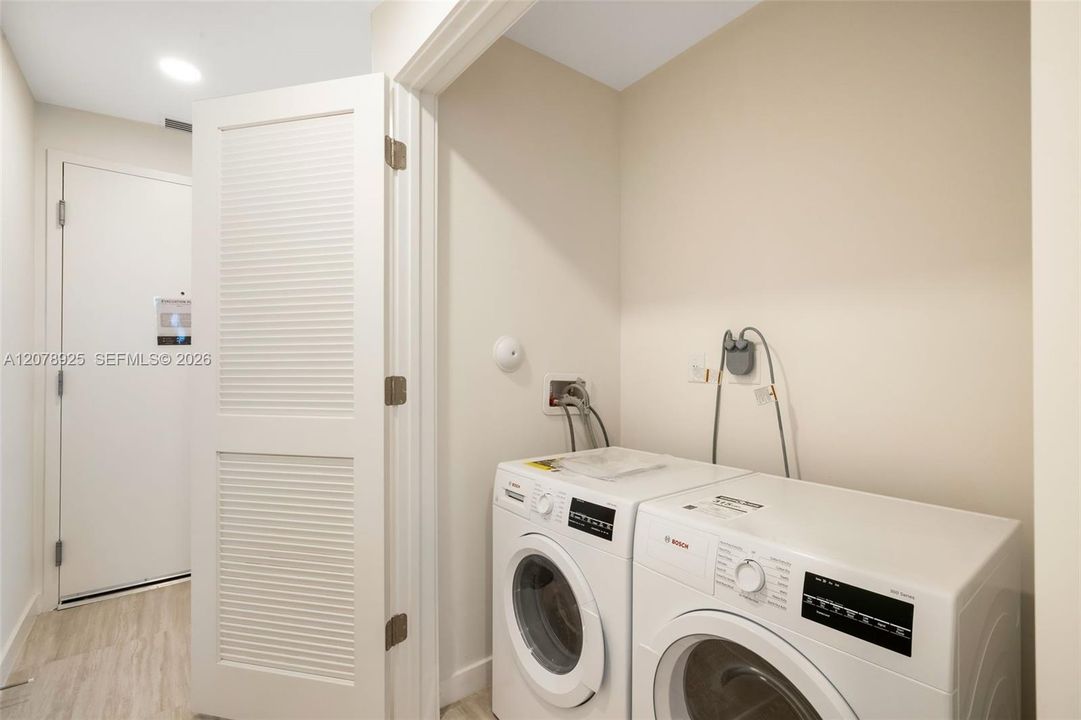 For Sale: $1,950,000 (2 beds, 2 baths, 995 Square Feet)