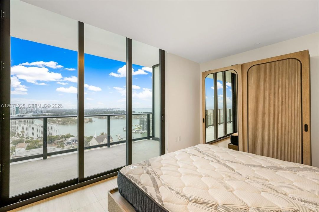For Sale: $1,950,000 (2 beds, 2 baths, 995 Square Feet)