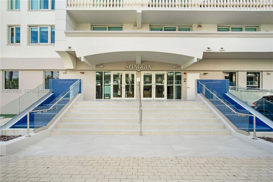 For Rent: $4,000 (2 beds, 2 baths, 927 Square Feet)