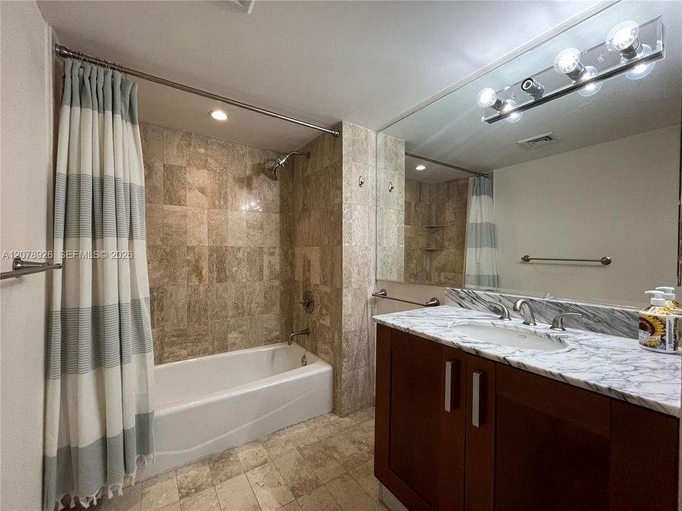 For Rent: $4,000 (2 beds, 2 baths, 927 Square Feet)