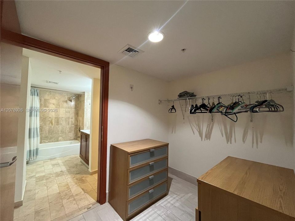 For Rent: $4,000 (2 beds, 2 baths, 927 Square Feet)