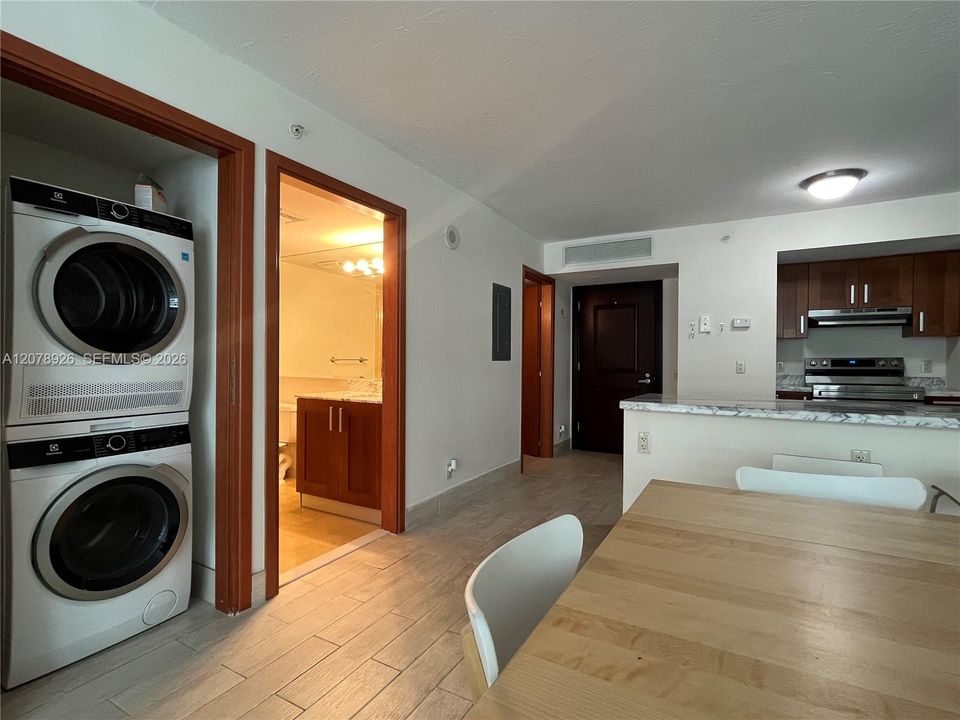 For Rent: $4,000 (2 beds, 2 baths, 927 Square Feet)