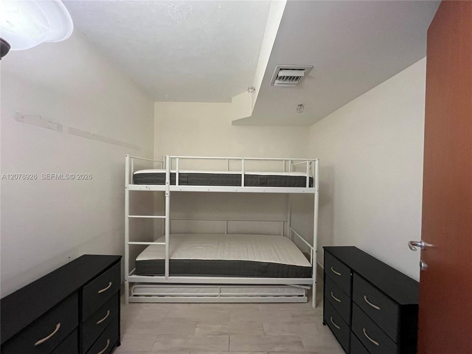For Rent: $4,000 (2 beds, 2 baths, 927 Square Feet)