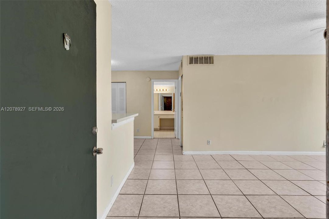 For Rent: $1,750 (1 beds, 1 baths, 734 Square Feet)
