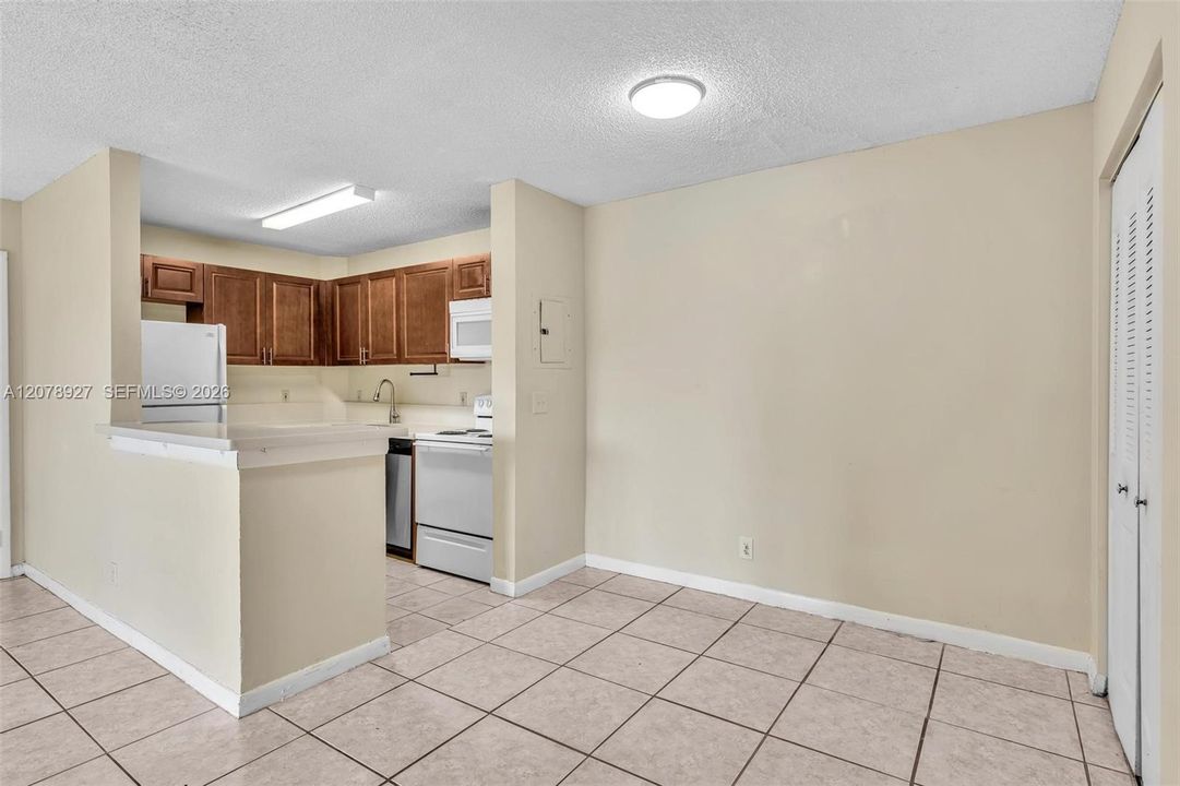 For Rent: $1,750 (1 beds, 1 baths, 734 Square Feet)
