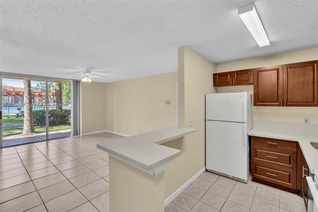 For Rent: $1,750 (1 beds, 1 baths, 734 Square Feet)