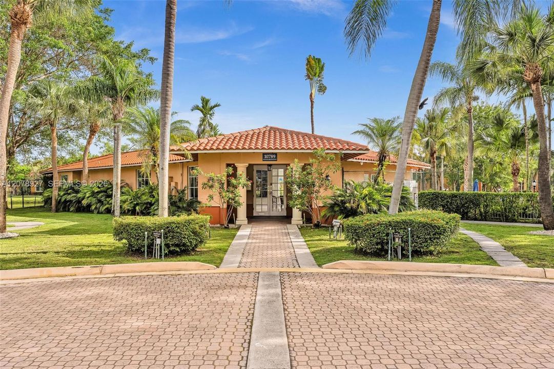 For Rent: $1,750 (1 beds, 1 baths, 734 Square Feet)