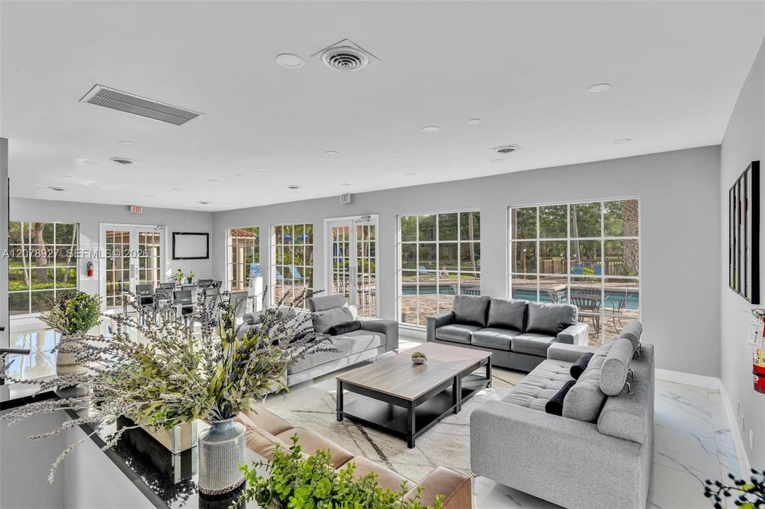 For Rent: $1,750 (1 beds, 1 baths, 734 Square Feet)