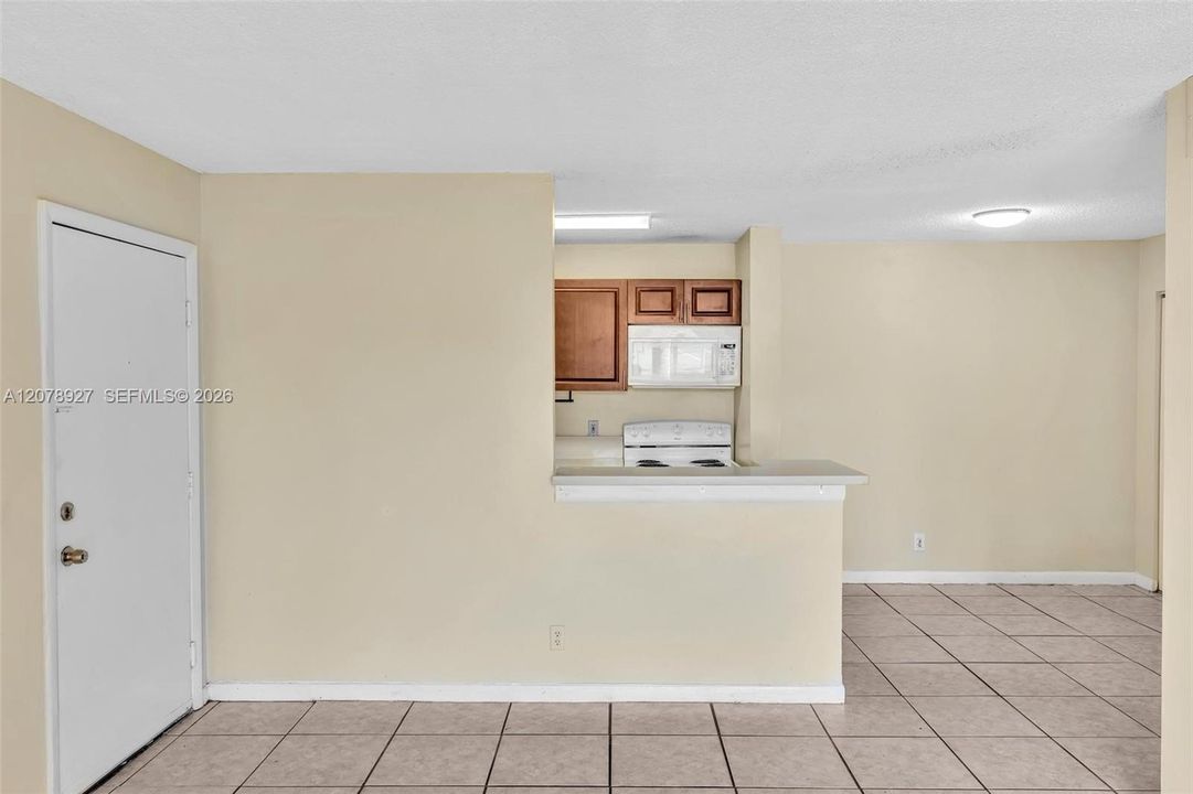 For Rent: $1,750 (1 beds, 1 baths, 734 Square Feet)