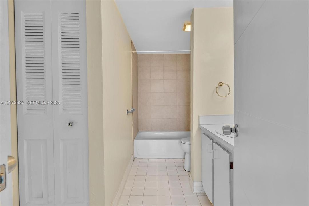 For Rent: $1,750 (1 beds, 1 baths, 734 Square Feet)