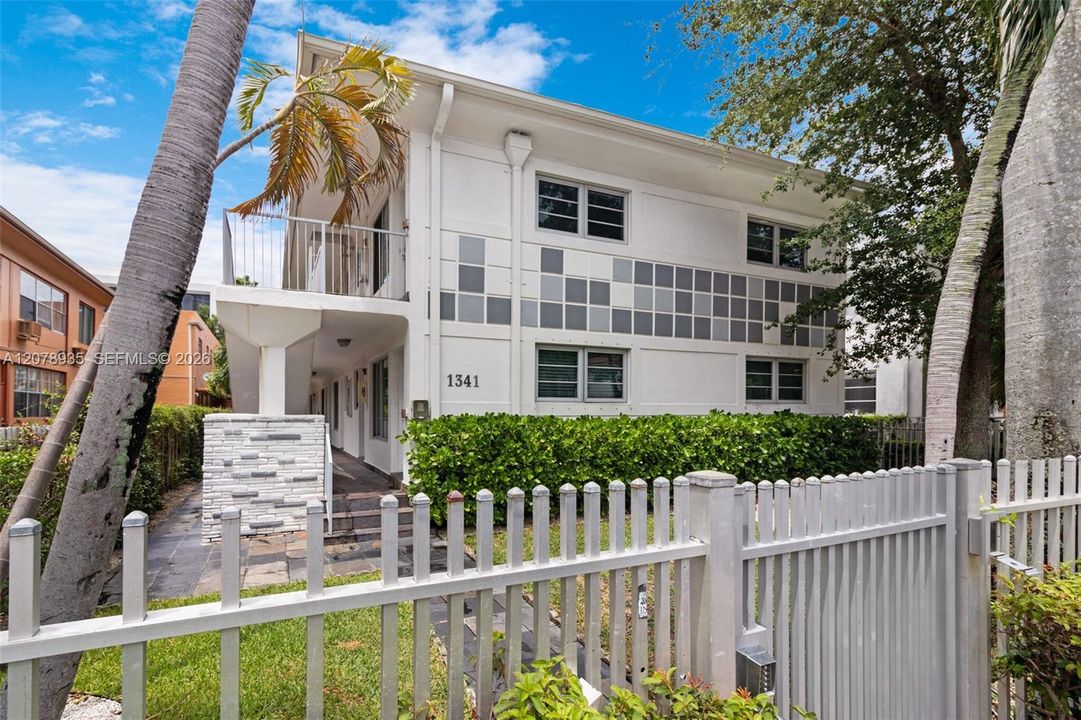 For Rent: $3,400 (2 beds, 2 baths, 1029 Square Feet)