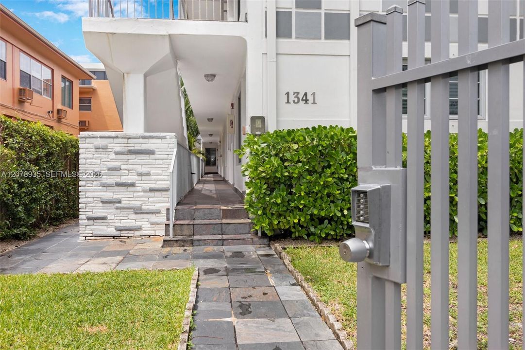 For Rent: $3,400 (2 beds, 2 baths, 1029 Square Feet)