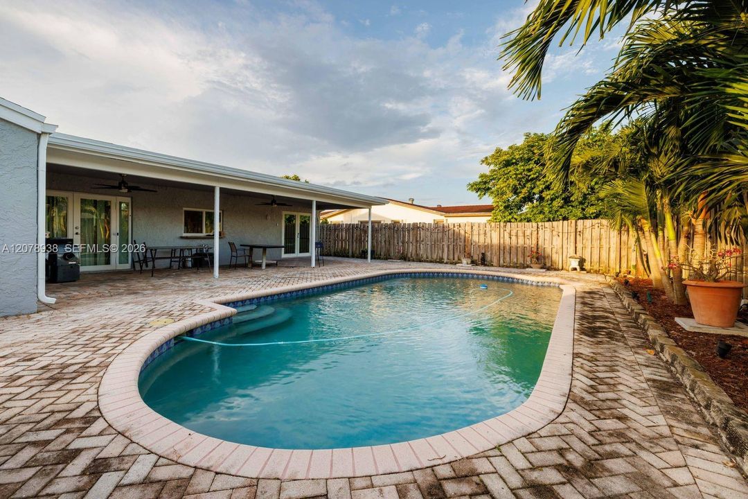 En Venta: $580,000 (3 camas, 2 baños, 1229 Pies cuadrados)