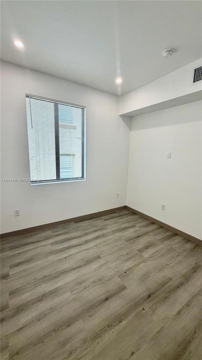 For Rent: $2,450 (1 beds, 1 baths, 800 Square Feet)