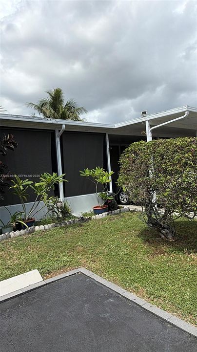 For Sale: $299,000 (2 beds, 2 baths, 1170 Square Feet)