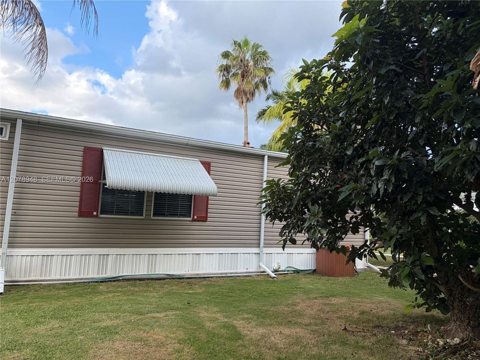 For Sale: $299,000 (2 beds, 2 baths, 1170 Square Feet)