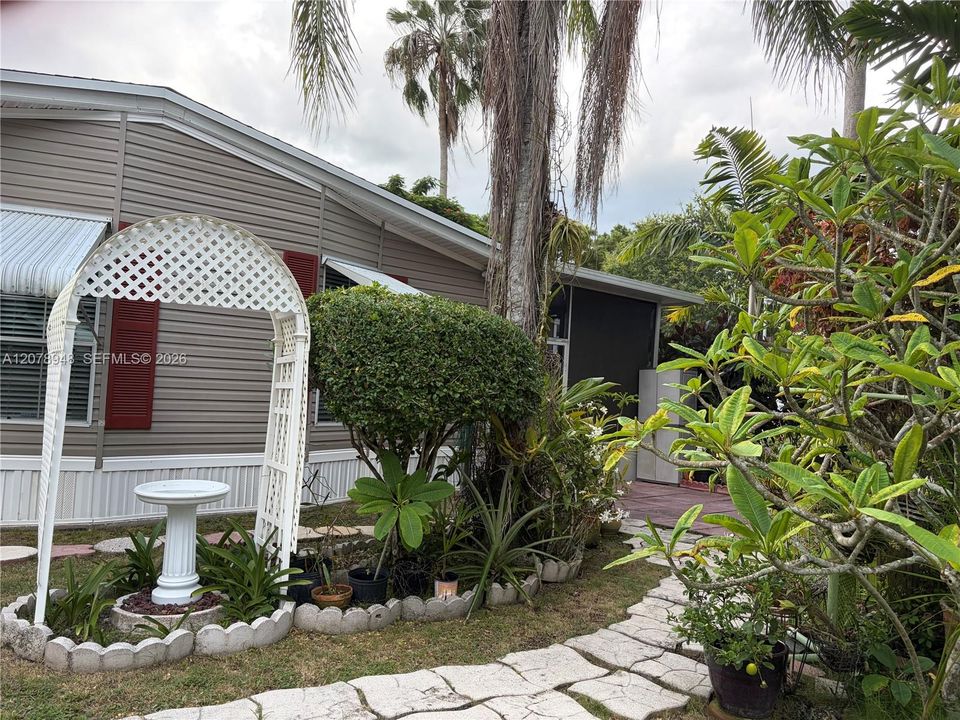 For Sale: $299,000 (2 beds, 2 baths, 1170 Square Feet)