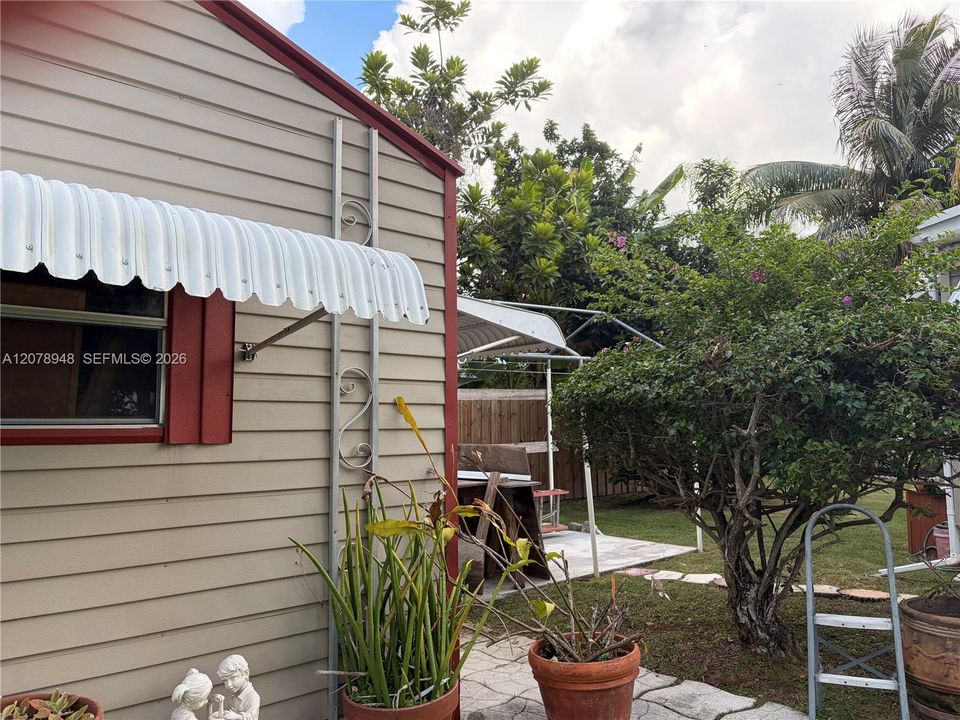 For Sale: $299,000 (2 beds, 2 baths, 1170 Square Feet)