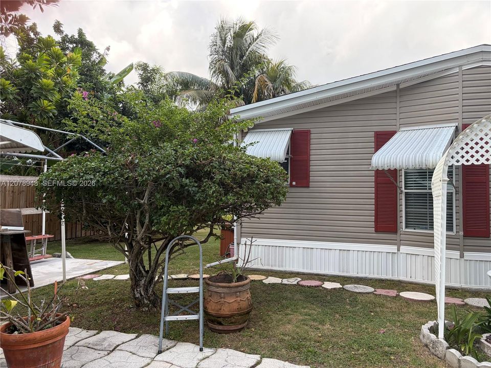For Sale: $299,000 (2 beds, 2 baths, 1170 Square Feet)