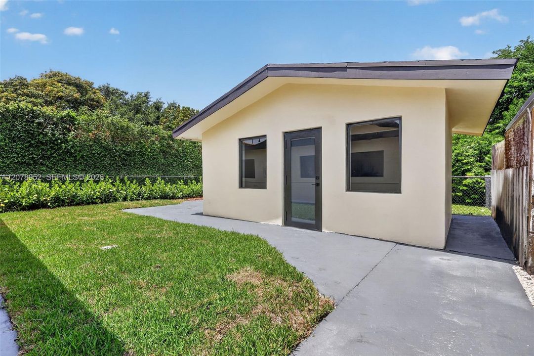 For Rent: $2,000 (1 beds, 1 baths, 2442 Square Feet)