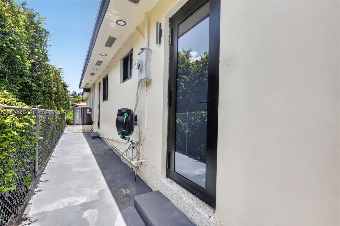For Rent: $2,000 (1 beds, 1 baths, 2442 Square Feet)