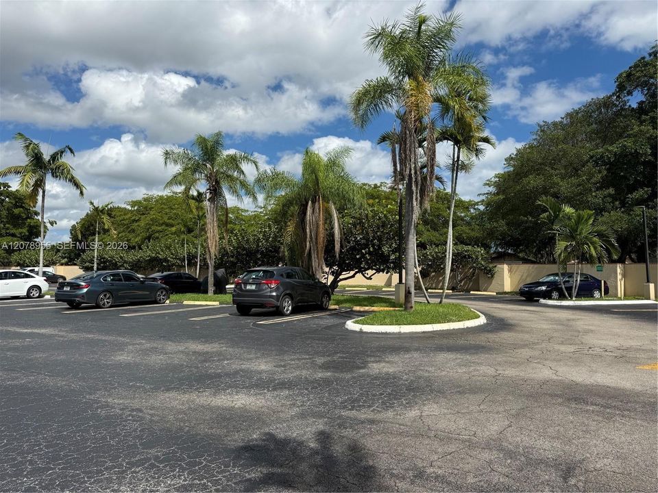 For Sale: $248,000 (1 beds, 1 baths, 811 Square Feet)