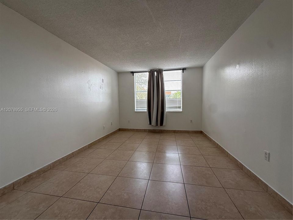 For Sale: $248,000 (1 beds, 1 baths, 811 Square Feet)