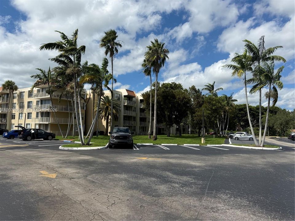 For Sale: $248,000 (1 beds, 1 baths, 811 Square Feet)