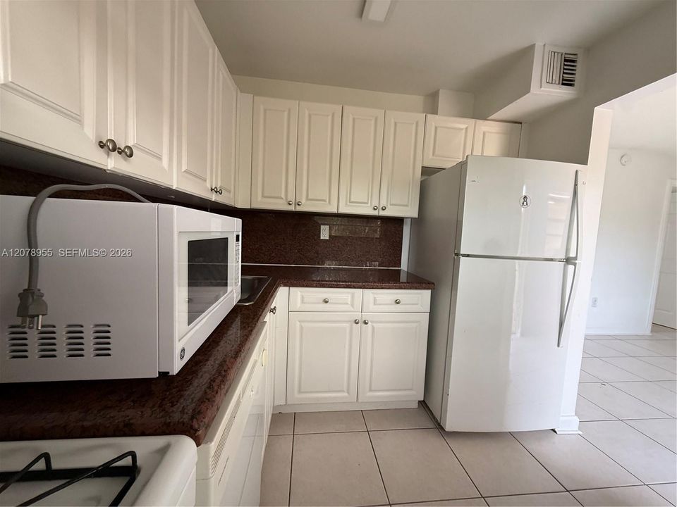 For Sale: $248,000 (1 beds, 1 baths, 811 Square Feet)