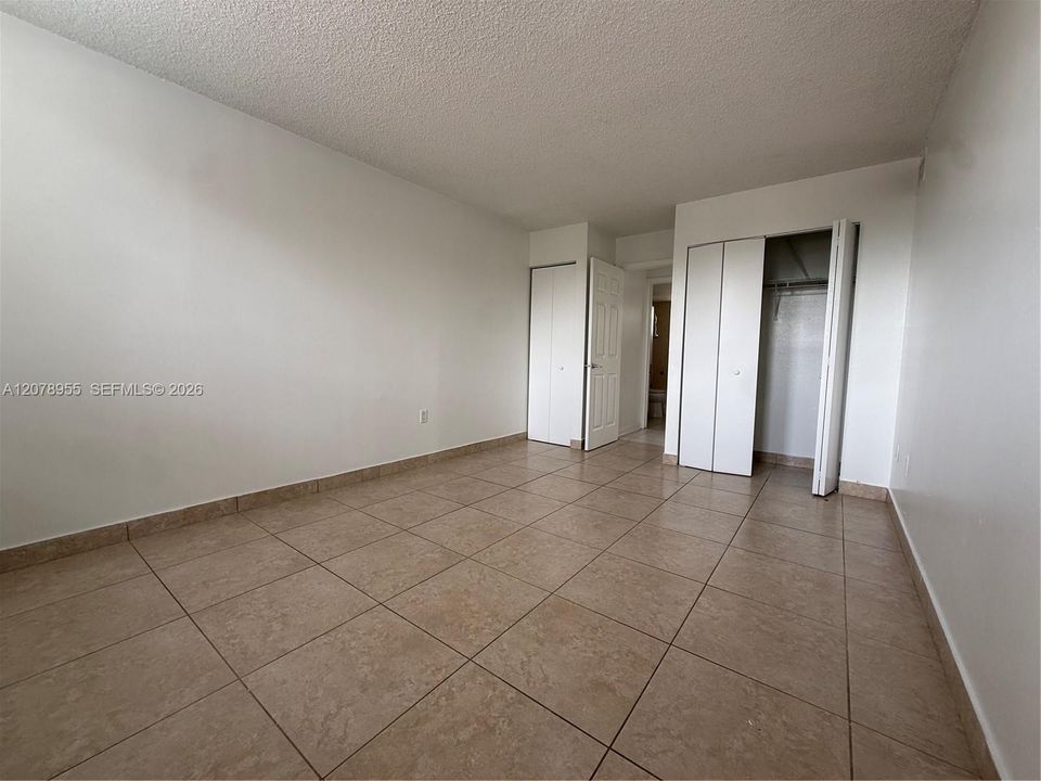 For Sale: $248,000 (1 beds, 1 baths, 811 Square Feet)