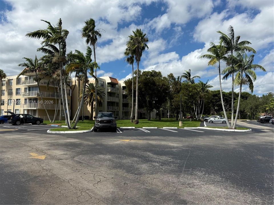 For Sale: $248,000 (1 beds, 1 baths, 811 Square Feet)